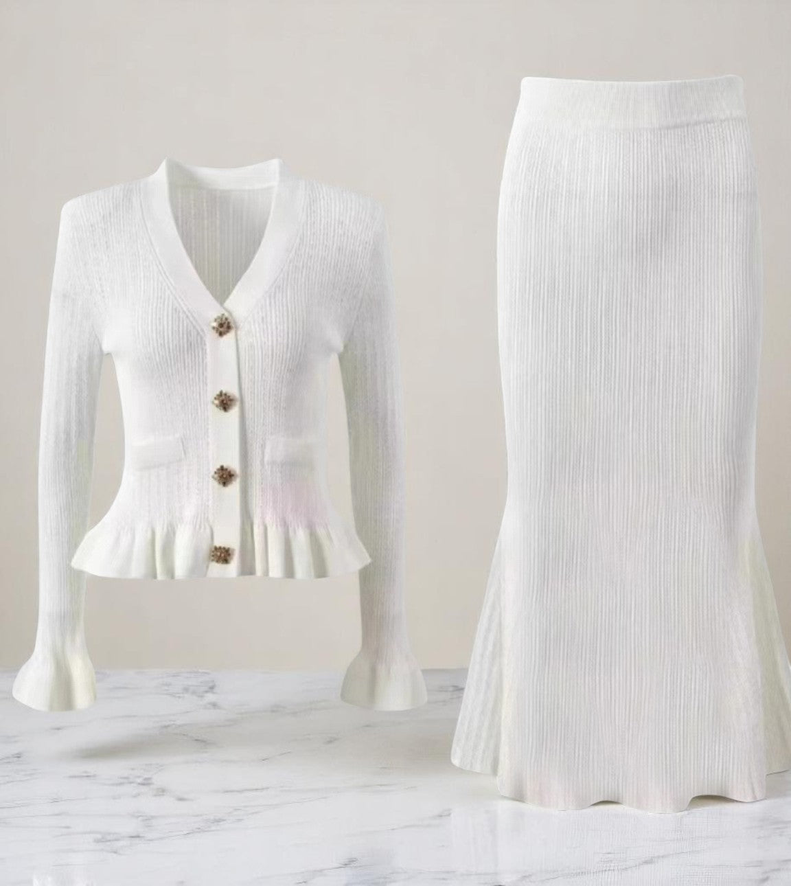 Ensemble tailleur coton femme à col en V et volants – Élégance moderne et coupe flatteuse