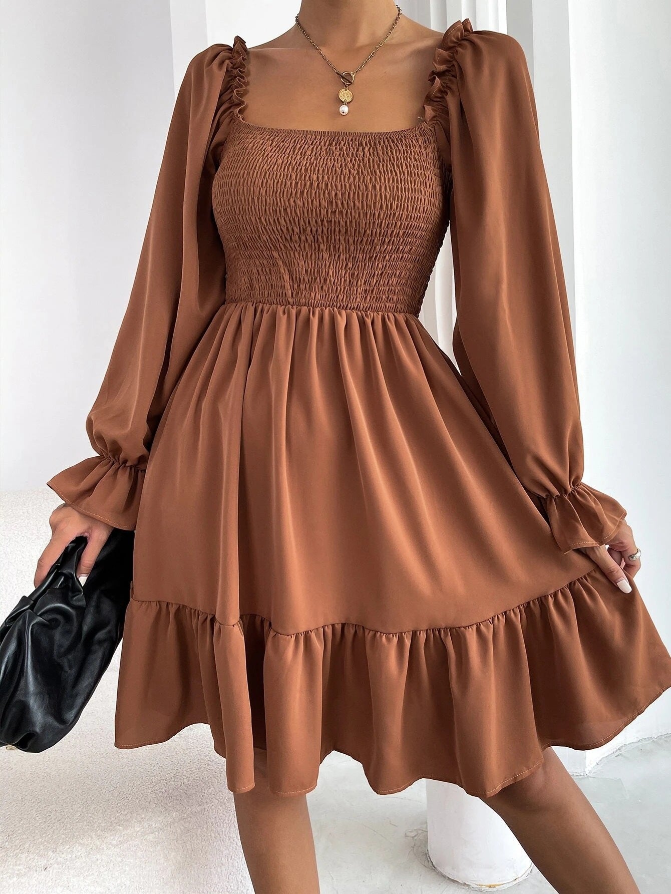 Robe Mi-Longue Évasée : Un Look Chic et Confortable au Dessus des Cuisse