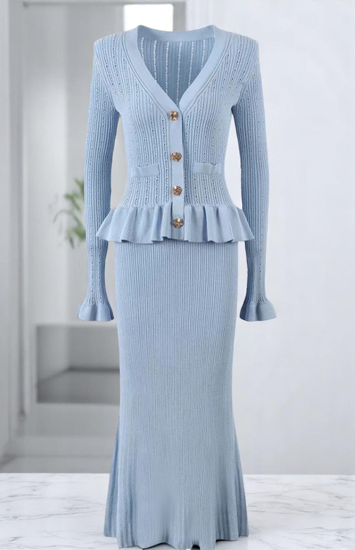 Ensemble tailleur coton femme à col en V et volants – Élégance moderne et coupe flatteuse