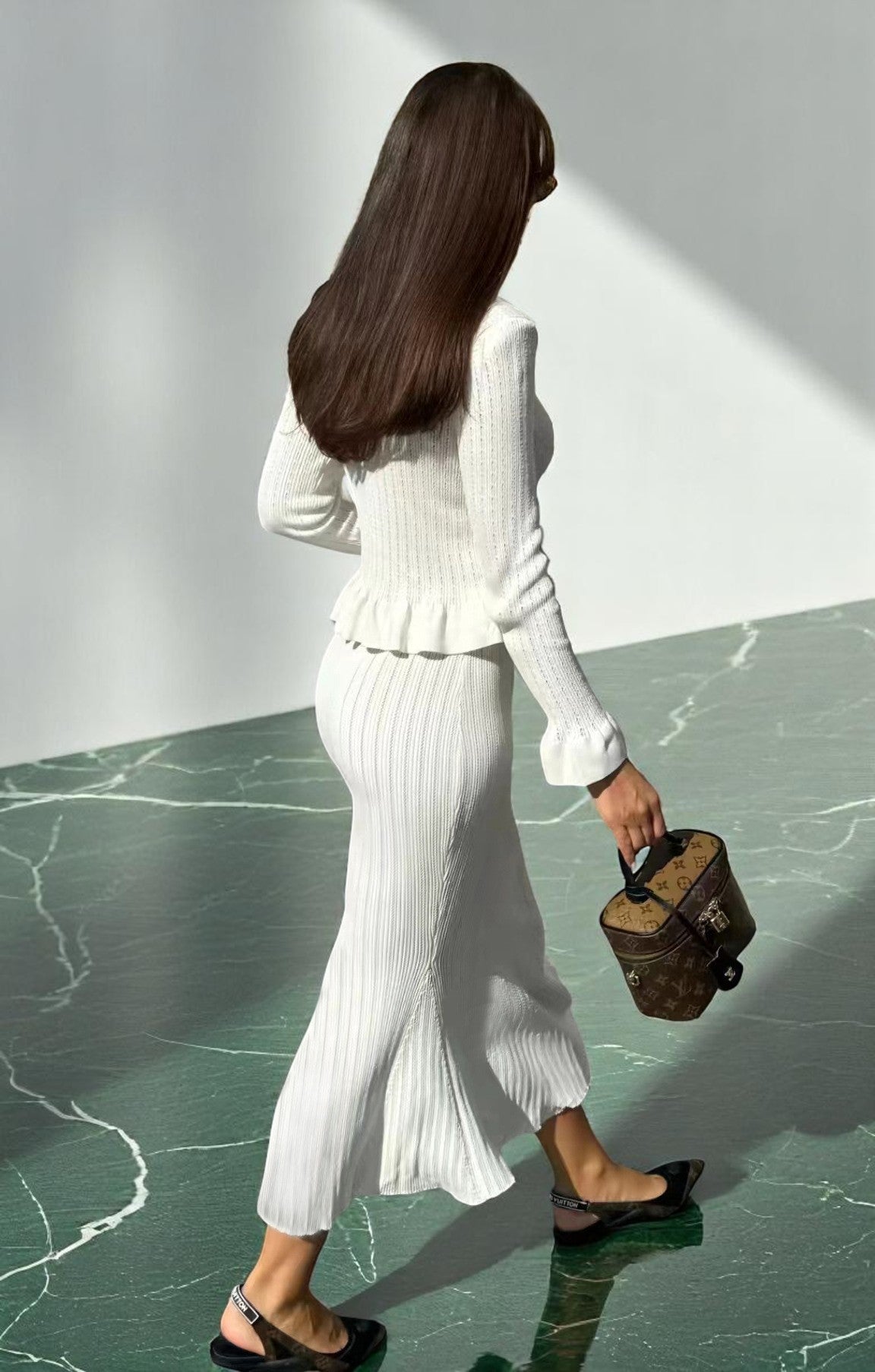 Ensemble tailleur coton femme à col en V et volants – Élégance moderne et coupe flatteuse