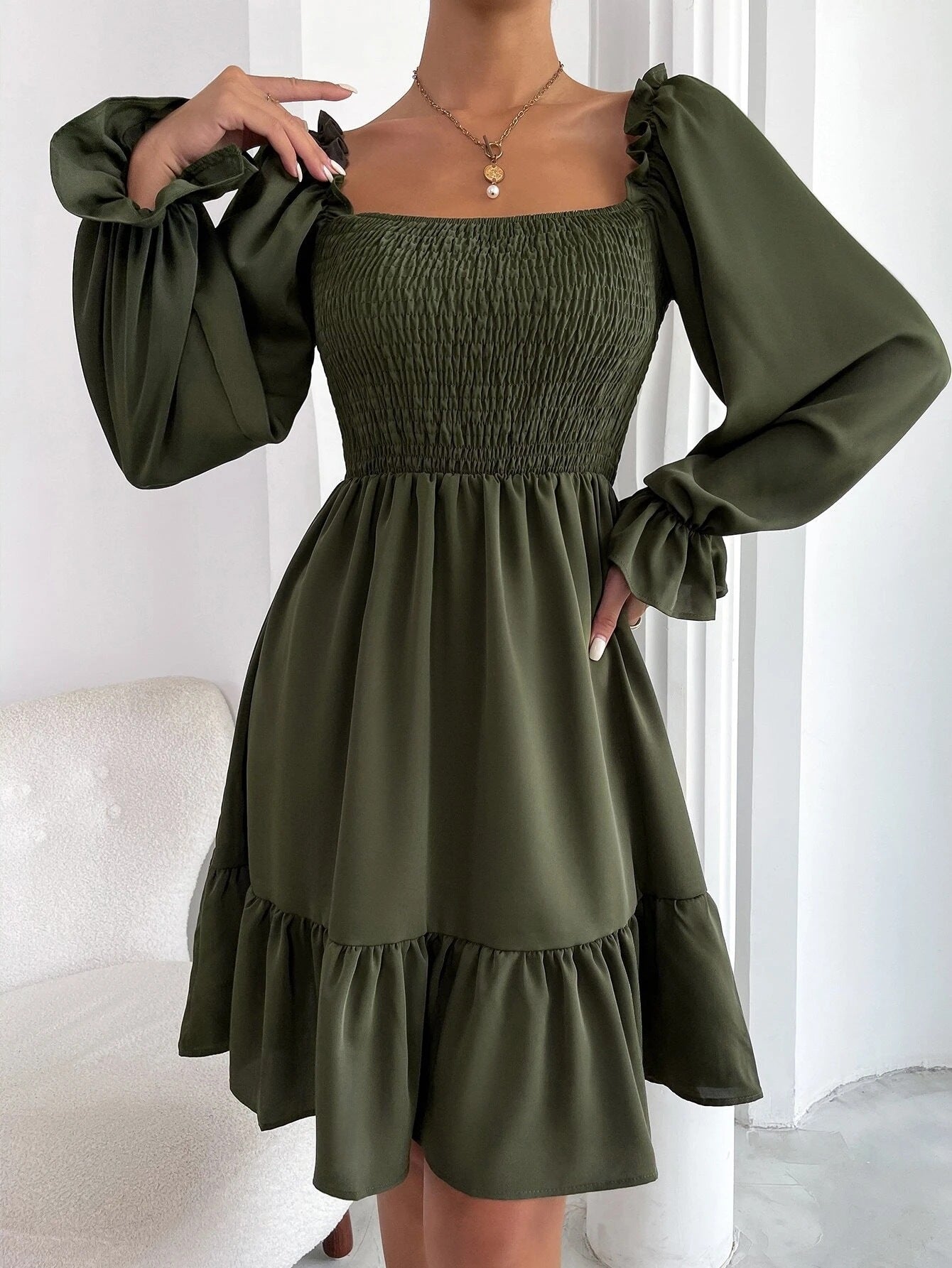 Robe Mi-Longue Évasée : Un Look Chic et Confortable au Dessus des Cuisse